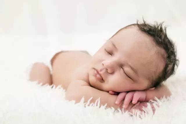 孩子趴着睡觉是为啥,小孩趴着睡觉翻来覆去的是为啥