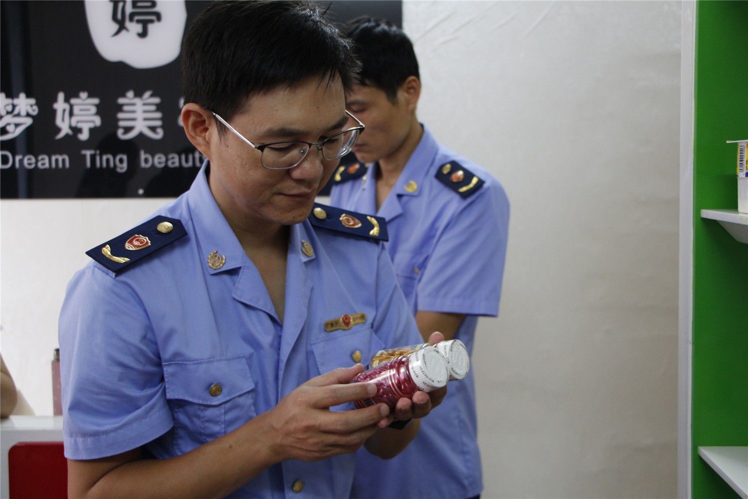 以抽奖送礼品诱导消费者充值,聚会送礼品诱导消费是否合法