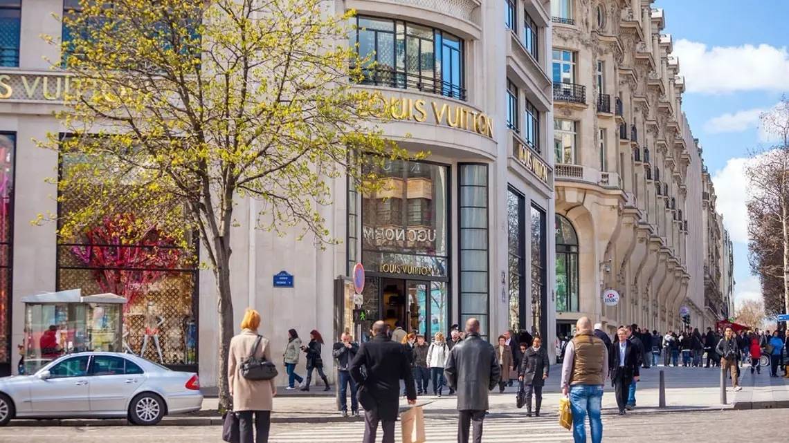 每日速报｜香榭丽舍大道计划改革、GigiHadid致歉、阿里正在自建购物中心猫茂