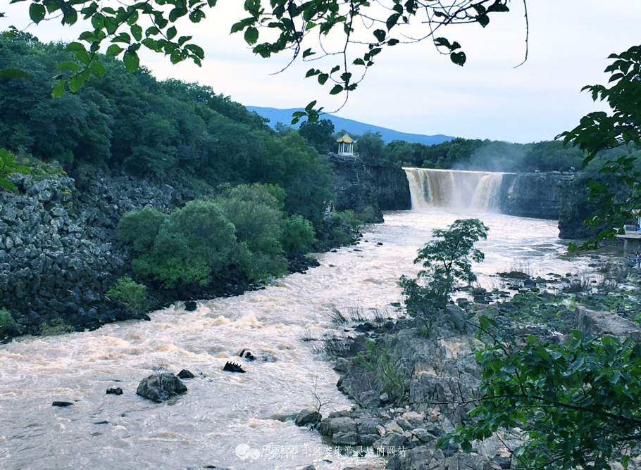 吊水楼瀑布是一道亮丽的风景线,镜泊湖吊水楼瀑布洪水