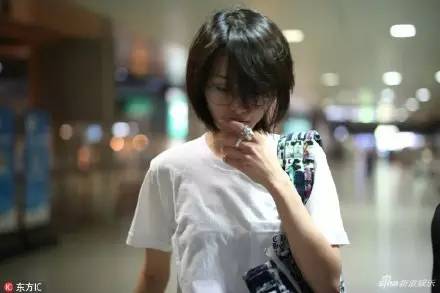 通往机场的路别名叫套路，看当红明星怎样一套套铺砌机场T台