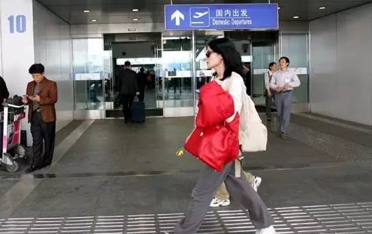 通往机场的路别名叫套路，看当红明星怎样一套套铺砌机场T台