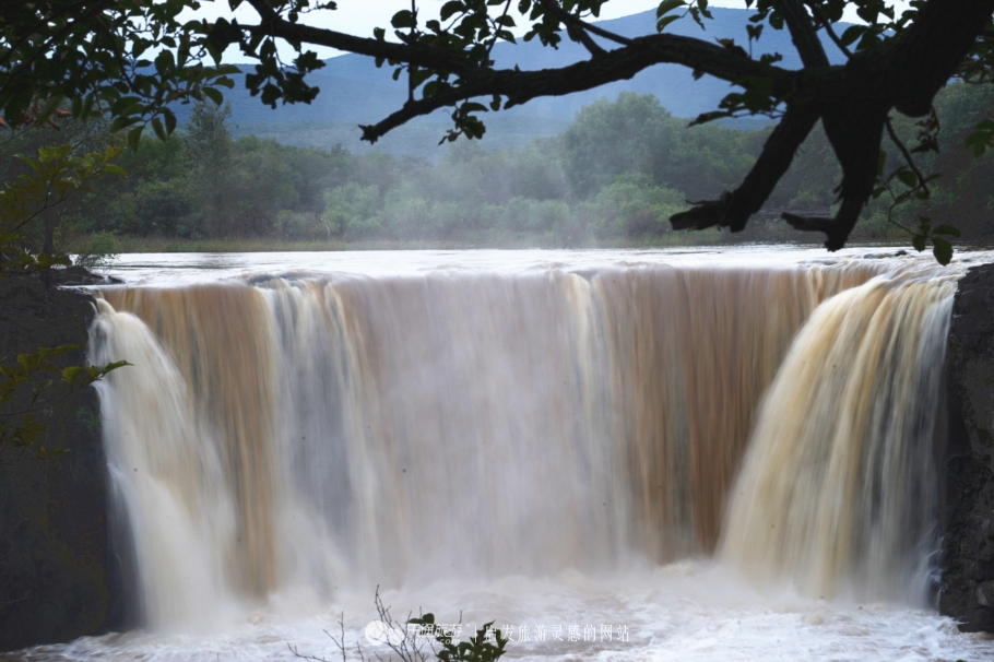 吊水楼瀑布是一道亮丽的风景线,镜泊湖吊水楼瀑布洪水