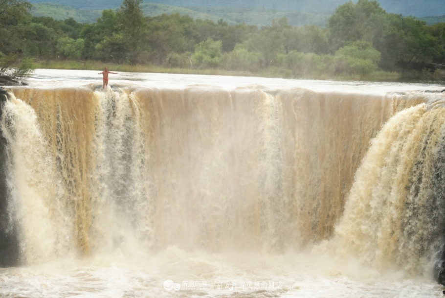 吊水楼瀑布是一道亮丽的风景线,镜泊湖吊水楼瀑布洪水