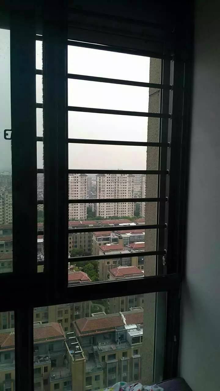 安了防护窗怎么装空调呢,别以为装了防护窗就一定安全