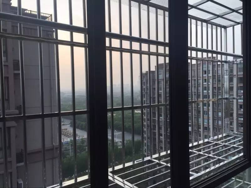 安了防护窗怎么装空调呢,别以为装了防护窗就一定安全