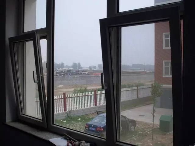安了防护窗怎么装空调呢,别以为装了防护窗就一定安全