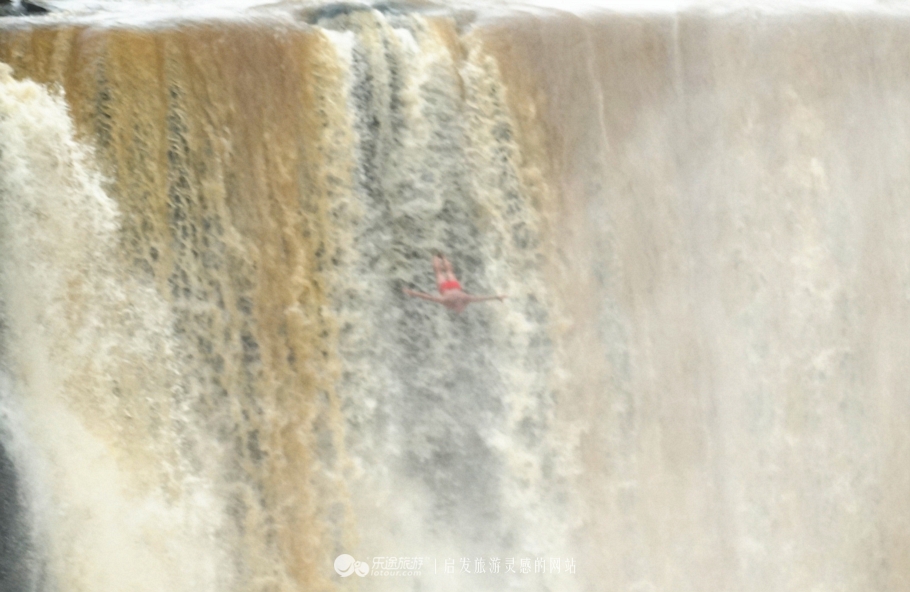 吊水楼瀑布是一道亮丽的风景线,镜泊湖吊水楼瀑布洪水