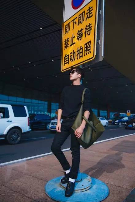 通往机场的路别名叫套路，看当红明星怎样一套套铺砌机场T台