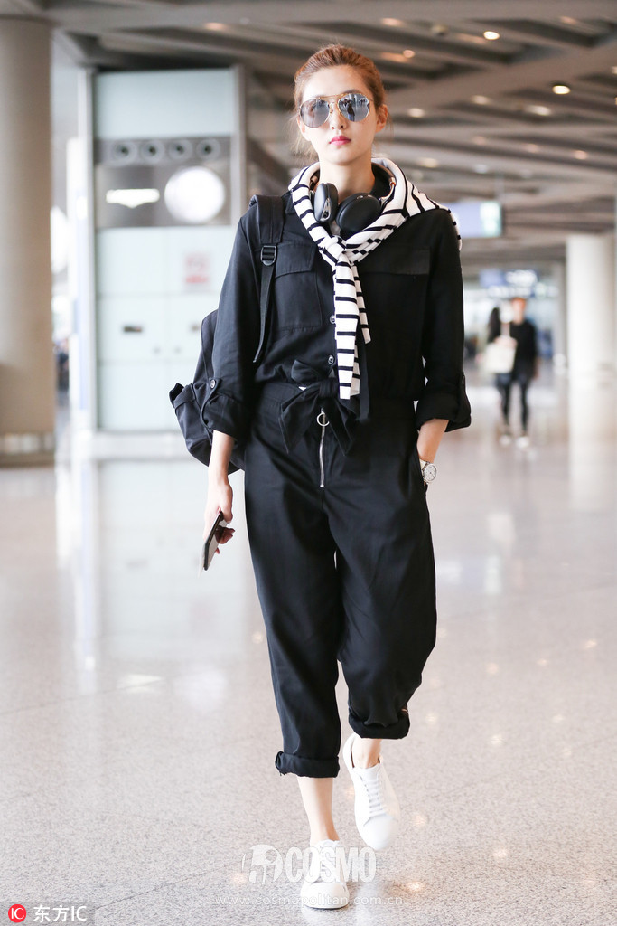 刚买完周冬雨的条纹西服，我又盯上了高圆圆的薄风衣