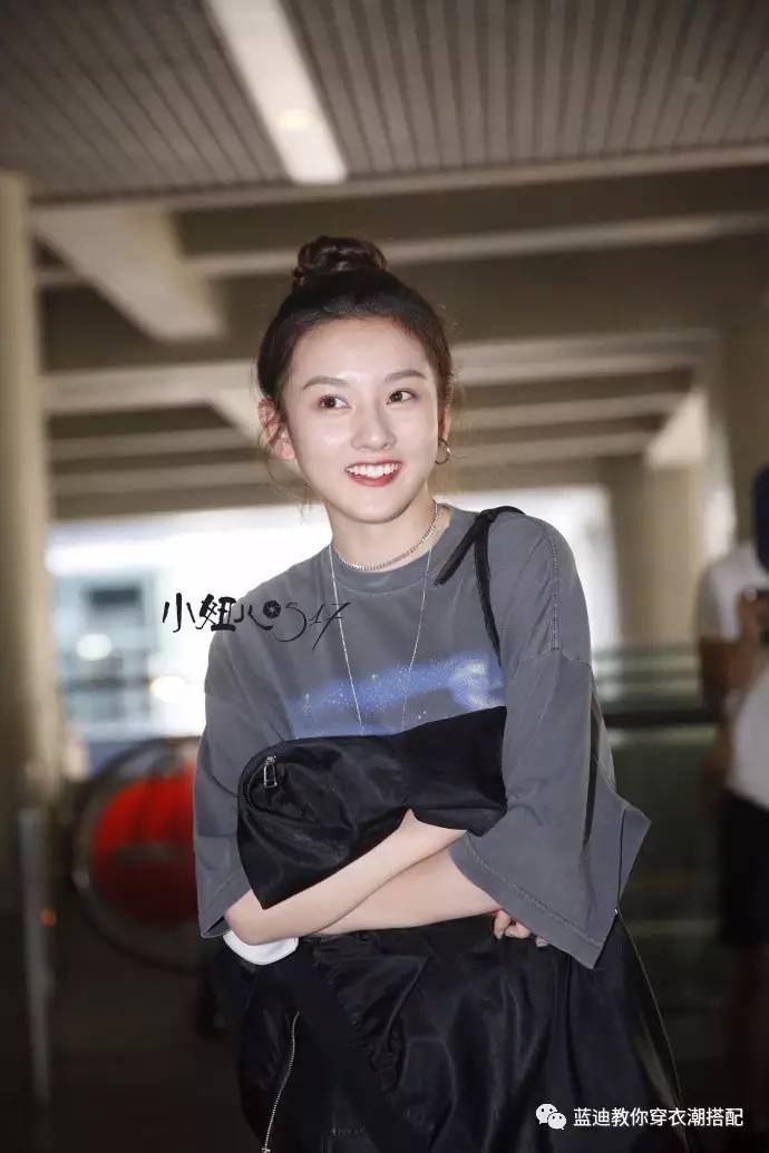 宋祖儿吊带裙搭配,欧阳娜娜西装宋祖儿