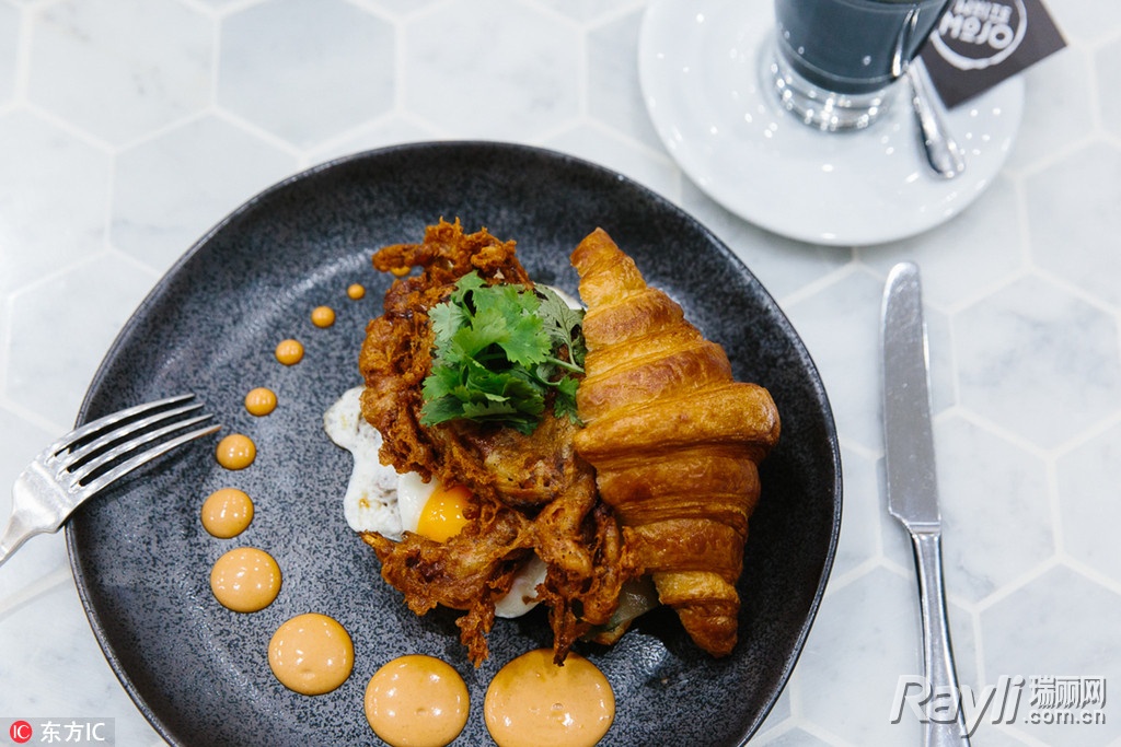 继炭黑冰激凌后黑芝麻糊版本的哥特拿铁也迈上了人生巅峰