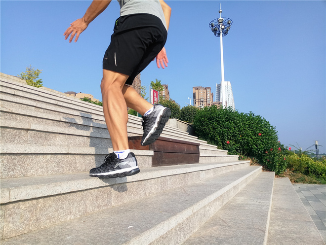 李宁弧型跑鞋,极致软弹跑鞋李宁