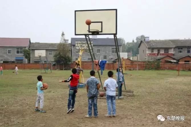 良心呢?开学第二天,黄石这辆面包车内竟然挤满14个娃……|LaLa姐