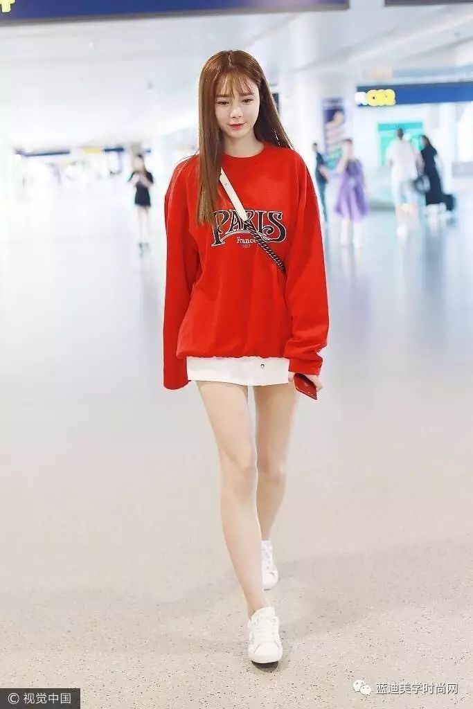 关晓彤沈梦辰合作舞台花絮,明星私服沈梦辰