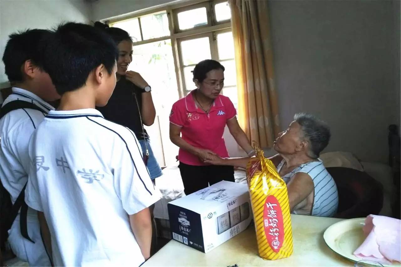 关爱老人为村两委点赞,关爱老人正能量点赞最多