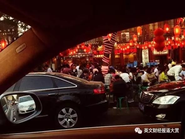 有哪些排队的网红店,网红店排队到别人店面