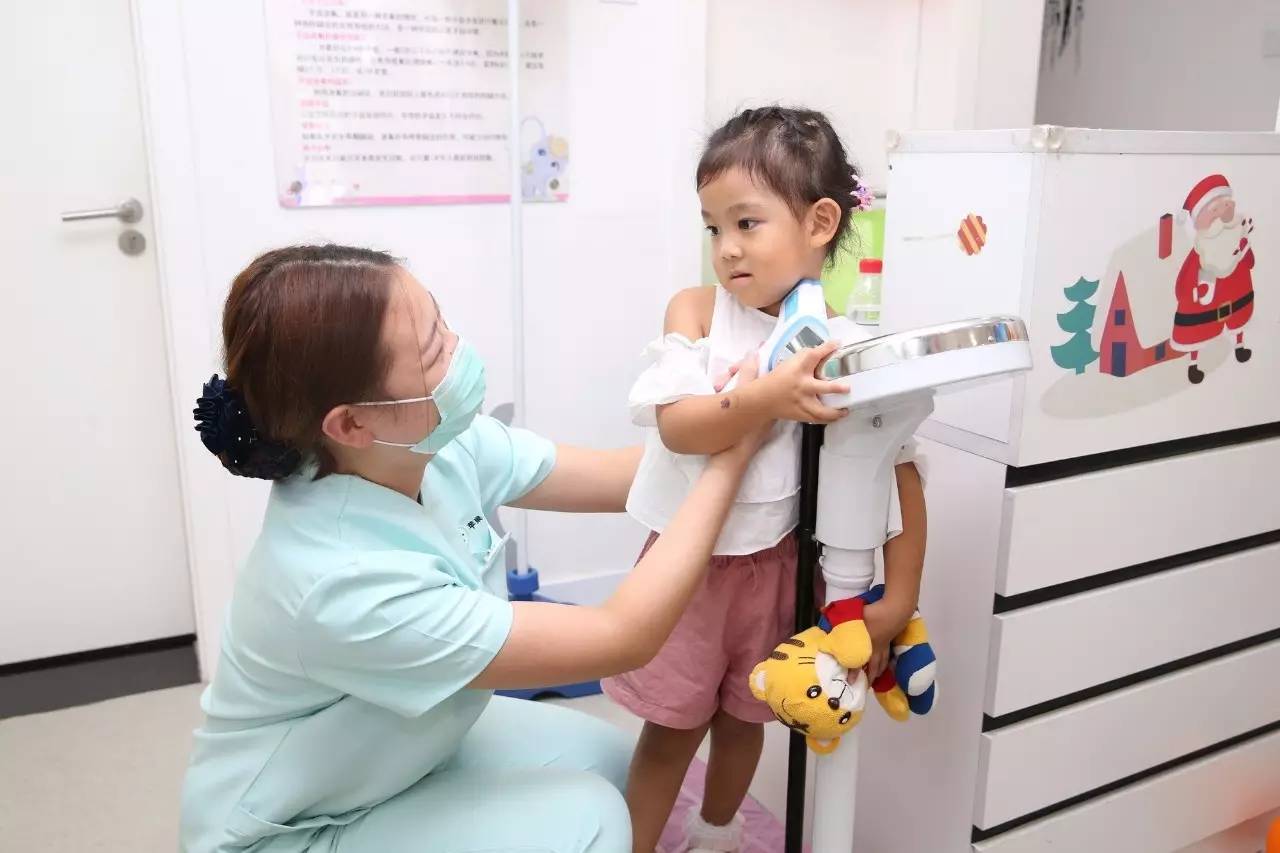 孩子上幼儿园总是发烧要不要休学,孩子在幼儿园发烧怎样跟家长沟通