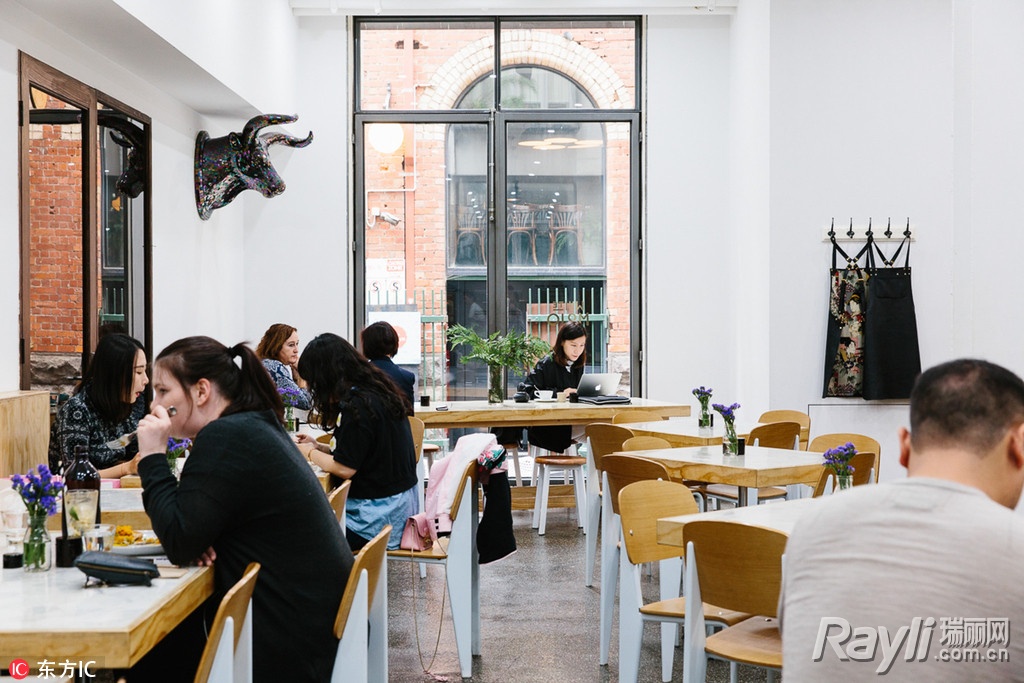 继炭黑冰激凌后黑芝麻糊版本的哥特拿铁也迈上了人生巅峰