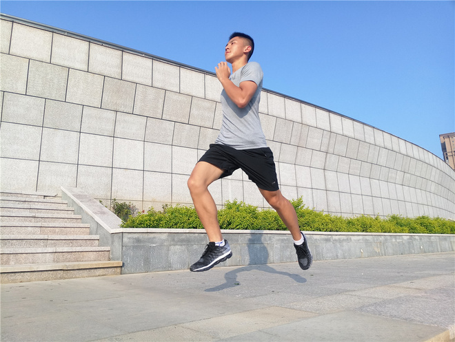 李宁弧型跑鞋,极致软弹跑鞋李宁