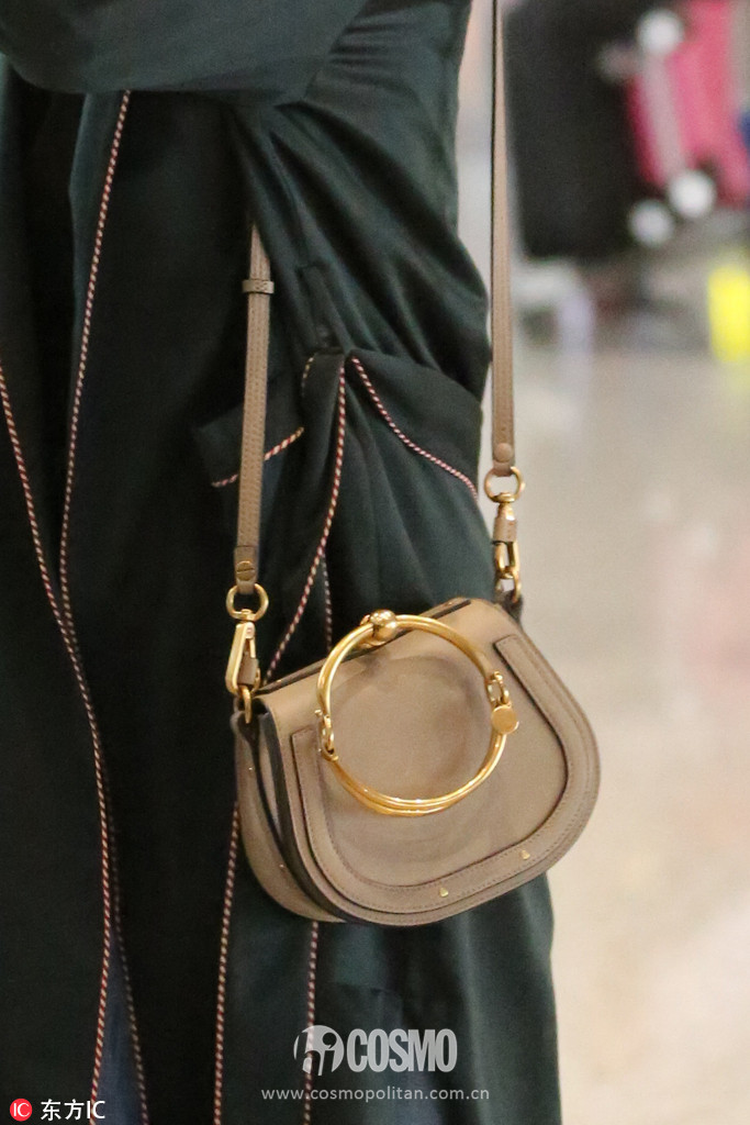 刚买完周冬雨的条纹西服，我又盯上了高圆圆的薄风衣