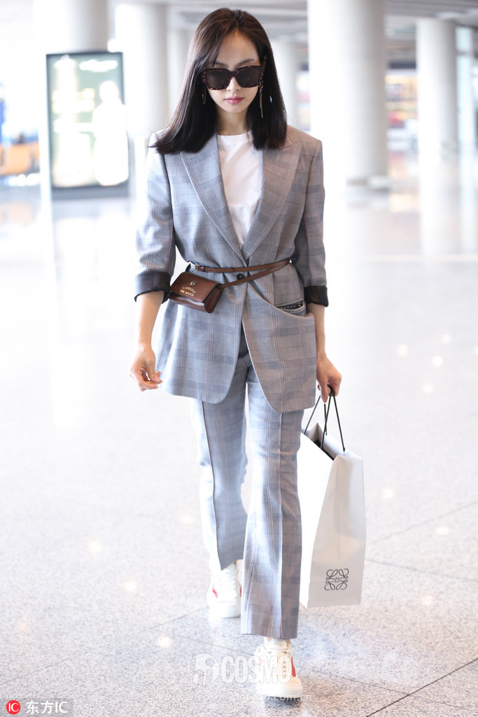 刚买完周冬雨的条纹西服，我又盯上了高圆圆的薄风衣