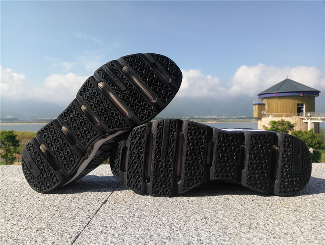 李宁弧型跑鞋,极致软弹跑鞋李宁