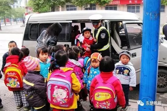 良心呢?开学第二天,黄石这辆面包车内竟然挤满14个娃……|LaLa姐