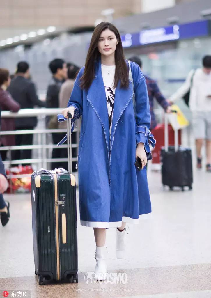 刚买完周冬雨的条纹西服，我又盯上了高圆圆的薄风衣