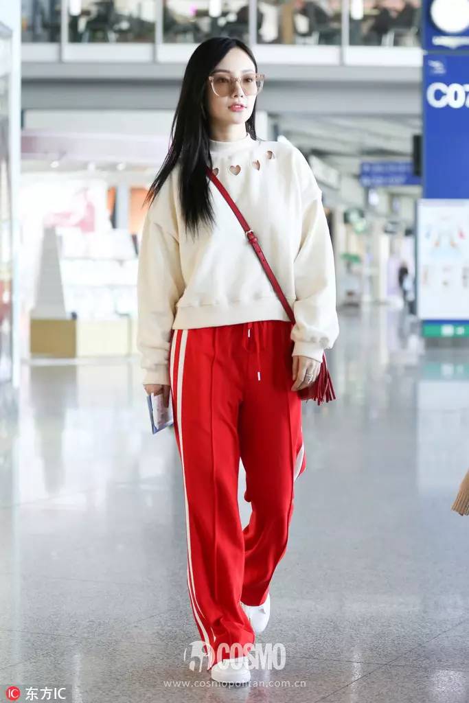 刚买完周冬雨的条纹西服，我又盯上了高圆圆的薄风衣