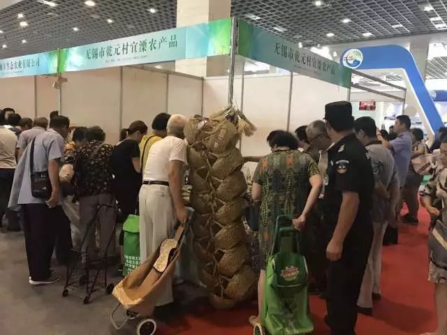 无锡吃货快去！2000多种商品，*疆新**红枣、台湾凤梨酥、阳山糯米饼分分钟抢空……看完只想立刻冲去现场！