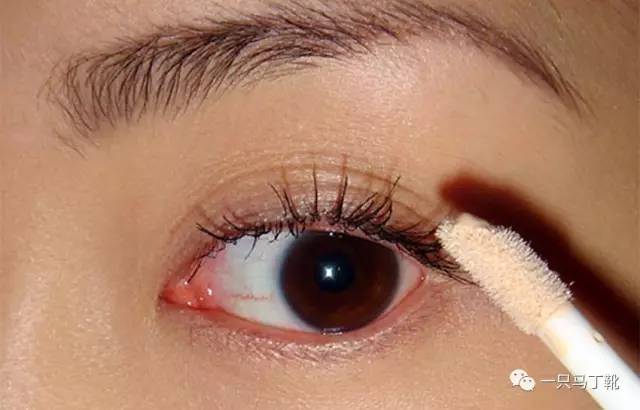 眼部晕妆小技巧,眼部怎样才能不晕妆