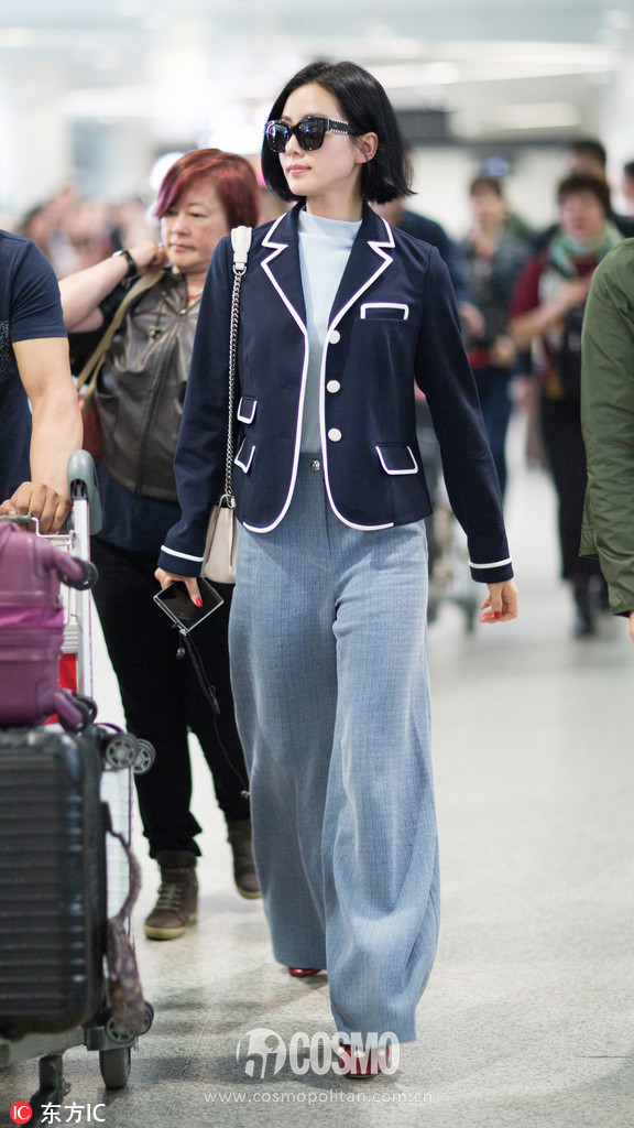 刚买完周冬雨的条纹西服，我又盯上了高圆圆的薄风衣