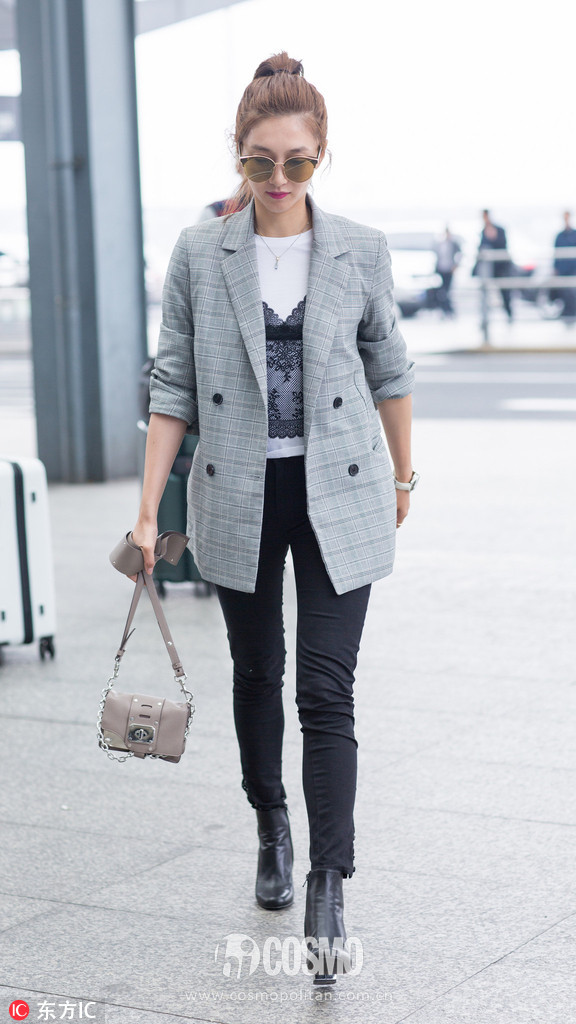 刚买完周冬雨的条纹西服，我又盯上了高圆圆的薄风衣