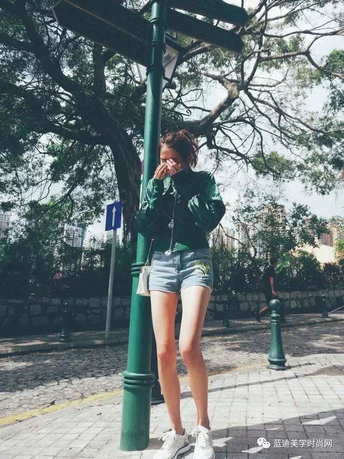 关晓彤沈梦辰合作舞台花絮,明星私服沈梦辰