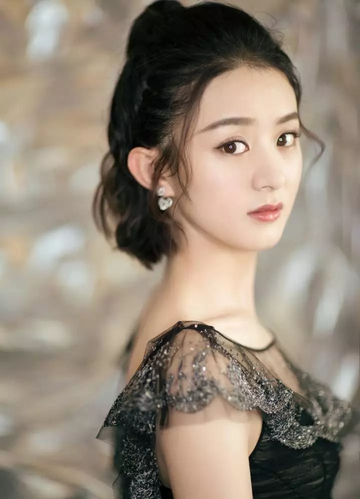 「娱乐圈原创点评」在某场公益活动里，几乎半个娱乐圈情侣家属的明星都出来虐狗了……为什么这么虐赵丽颖，单身汪招惹谁了～