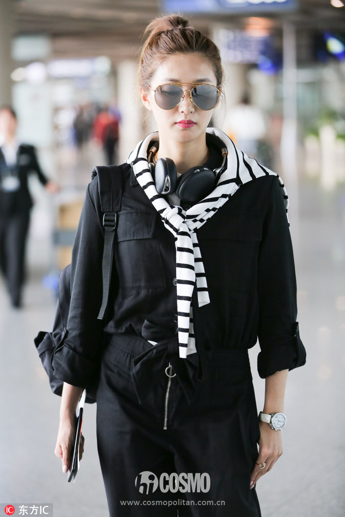 刚买完周冬雨的条纹西服，我又盯上了高圆圆的薄风衣