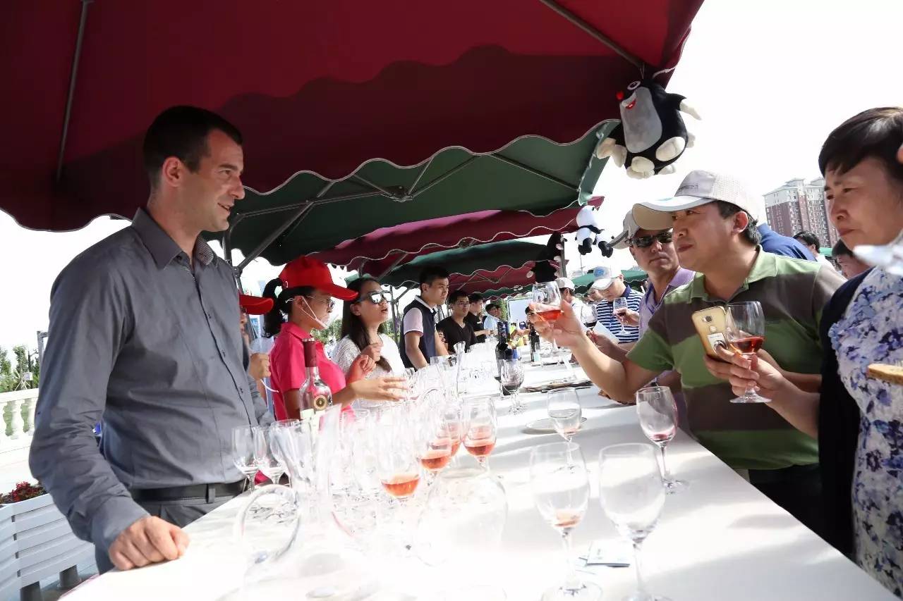 三张名片,三种语言的名片