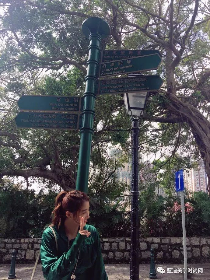 关晓彤沈梦辰合作舞台花絮,明星私服沈梦辰