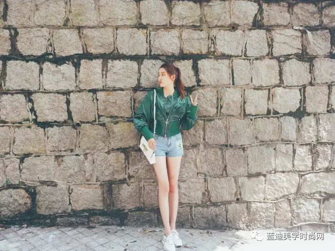 关晓彤沈梦辰合作舞台花絮,明星私服沈梦辰