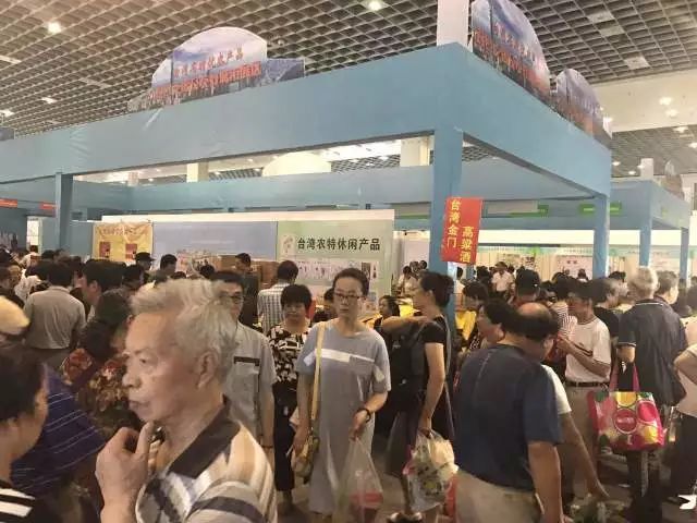 无锡吃货快去！2000多种商品，*疆新**红枣、台湾凤梨酥、阳山糯米饼分分钟抢空……看完只想立刻冲去现场！