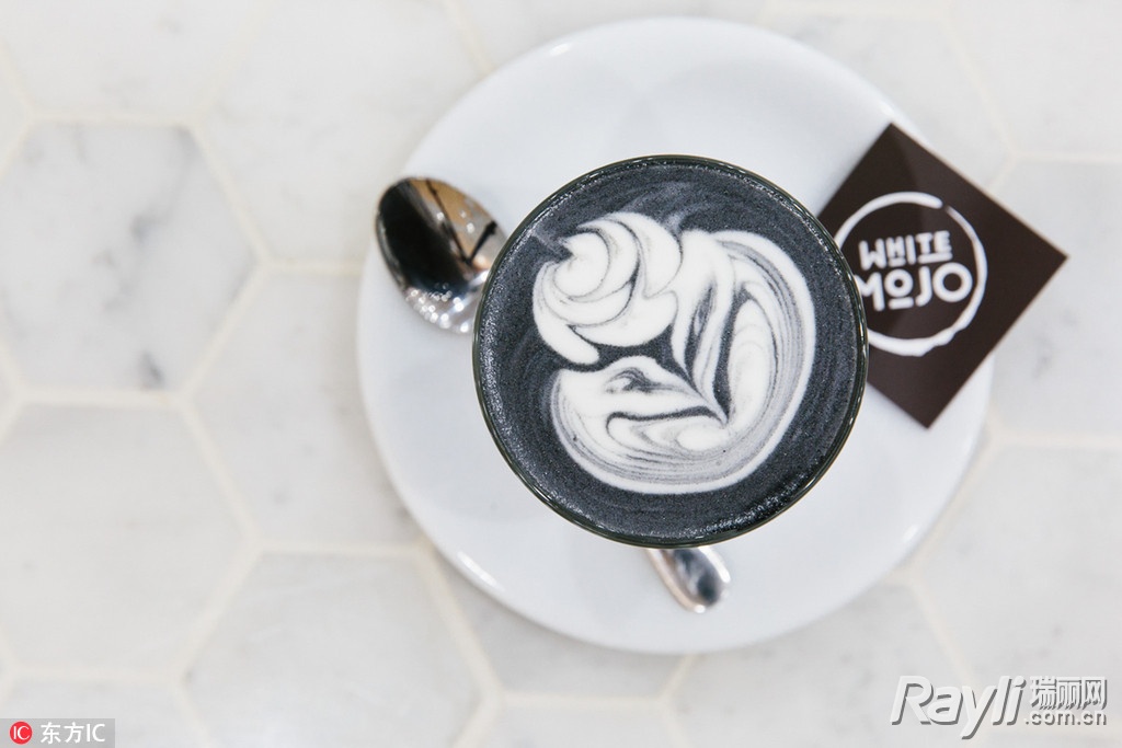 继炭黑冰激凌后黑芝麻糊版本的哥特拿铁也迈上了人生巅峰