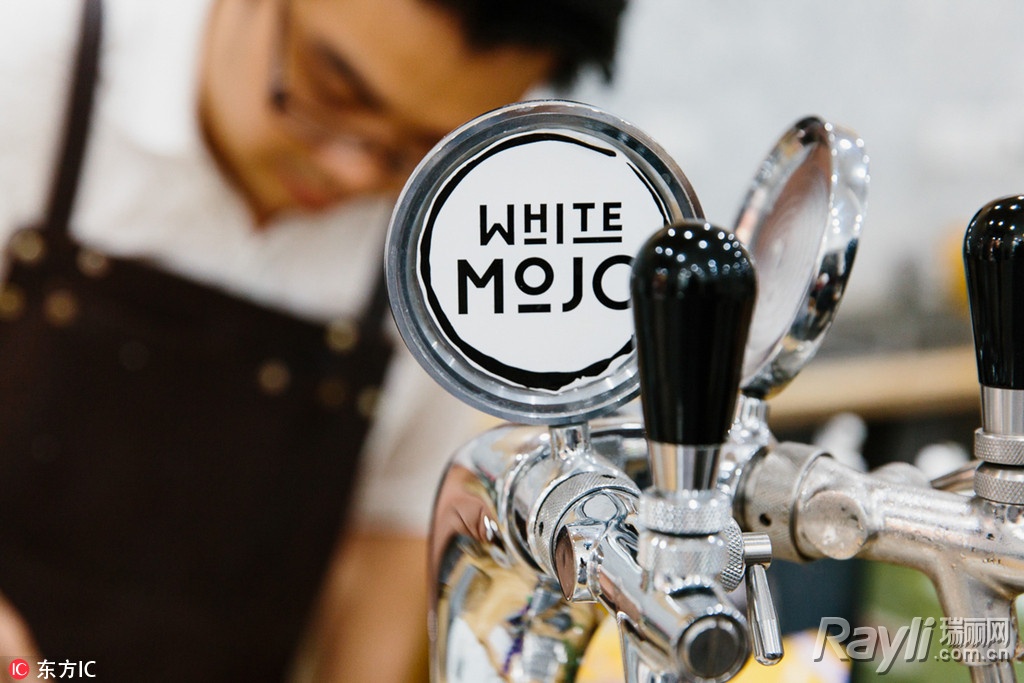 继炭黑冰激凌后黑芝麻糊版本的哥特拿铁也迈上了人生巅峰