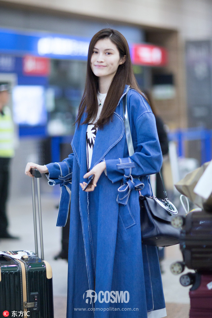 刚买完周冬雨的条纹西服，我又盯上了高圆圆的薄风衣