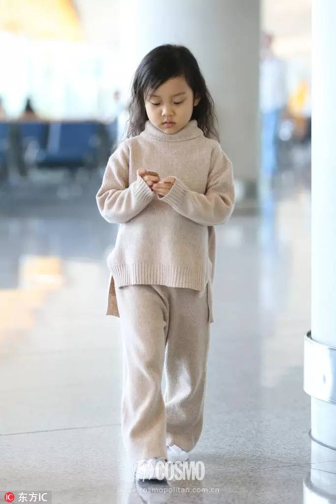 刚买完周冬雨的条纹西服，我又盯上了高圆圆的薄风衣