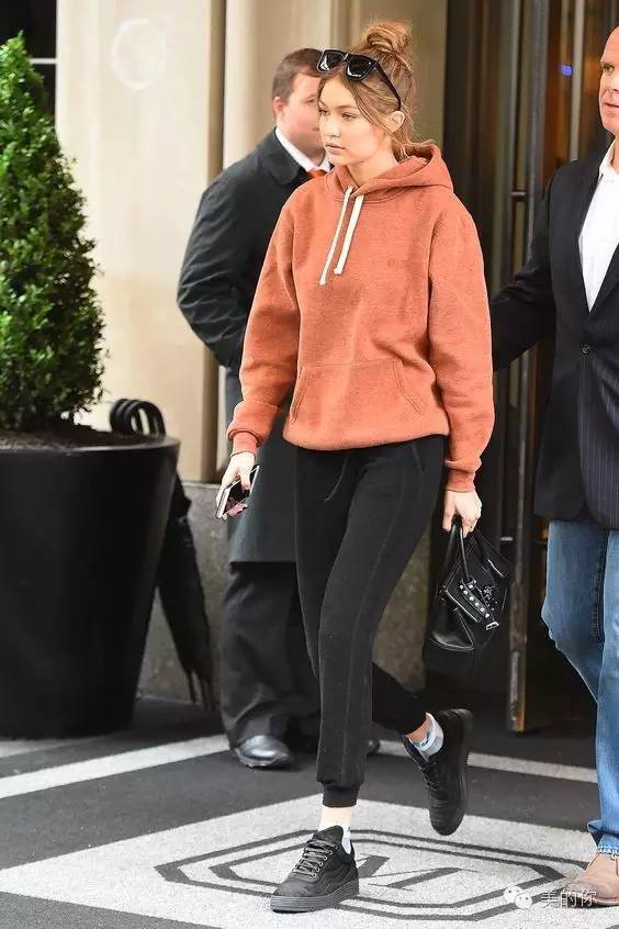 休闲九分裤搭配运动鞋好看吗,直筒九分裤怎么搭配运动鞋