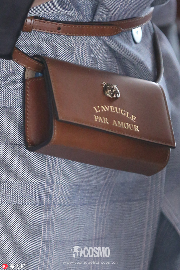 刚买完周冬雨的条纹西服，我又盯上了高圆圆的薄风衣