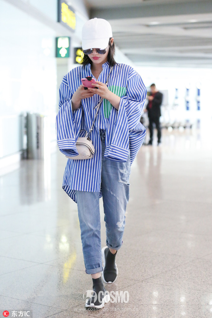 刚买完周冬雨的条纹西服，我又盯上了高圆圆的薄风衣