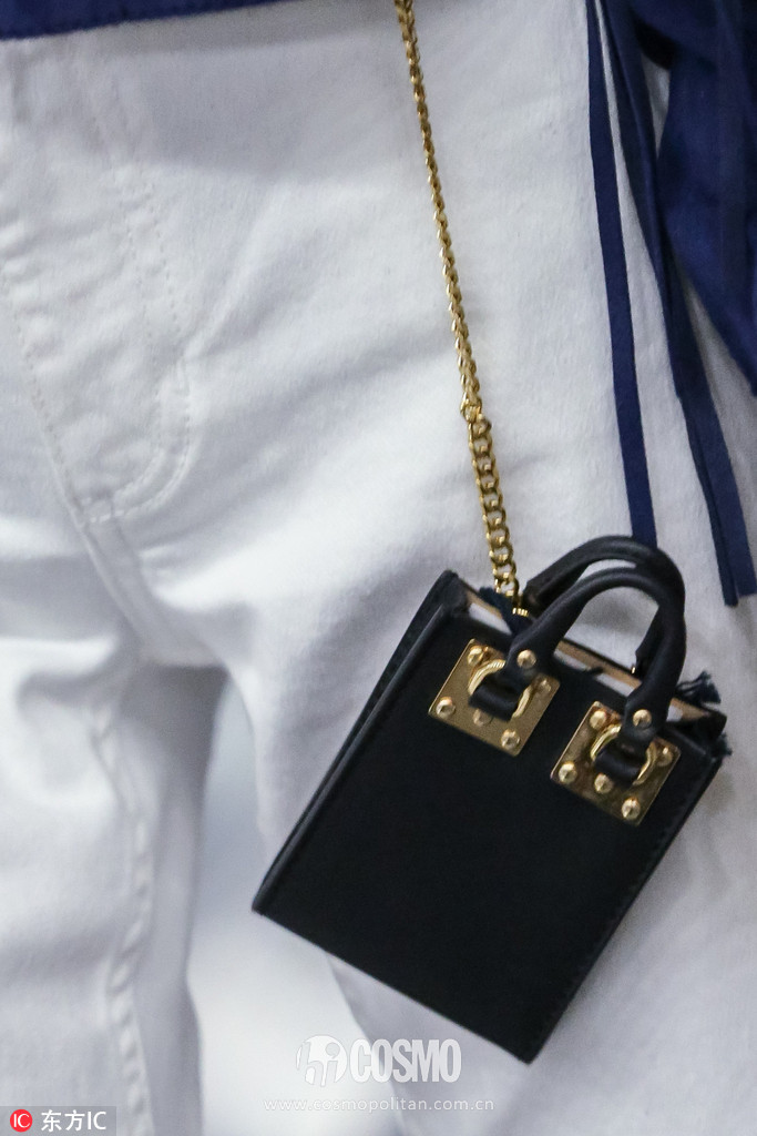 刚买完周冬雨的条纹西服，我又盯上了高圆圆的薄风衣