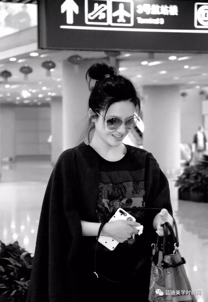 关晓彤沈梦辰合作舞台花絮,明星私服沈梦辰